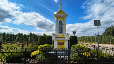 Figurka Matki Bożej przy ul. Sadowej w Warce
